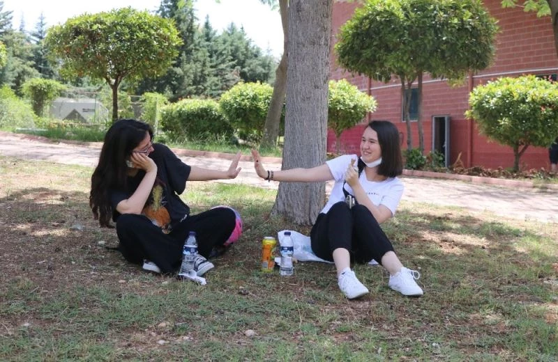 Adana’da polis, parklara akın eden gençleri motosikletle gezdirdi
