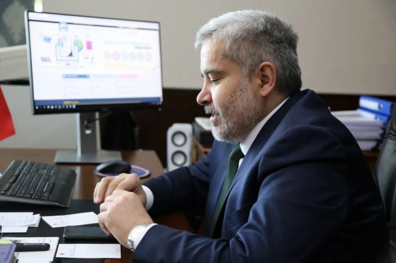 Rektör Şahin, öğrencilere telefonla ulaştı ve hasbihal etti
