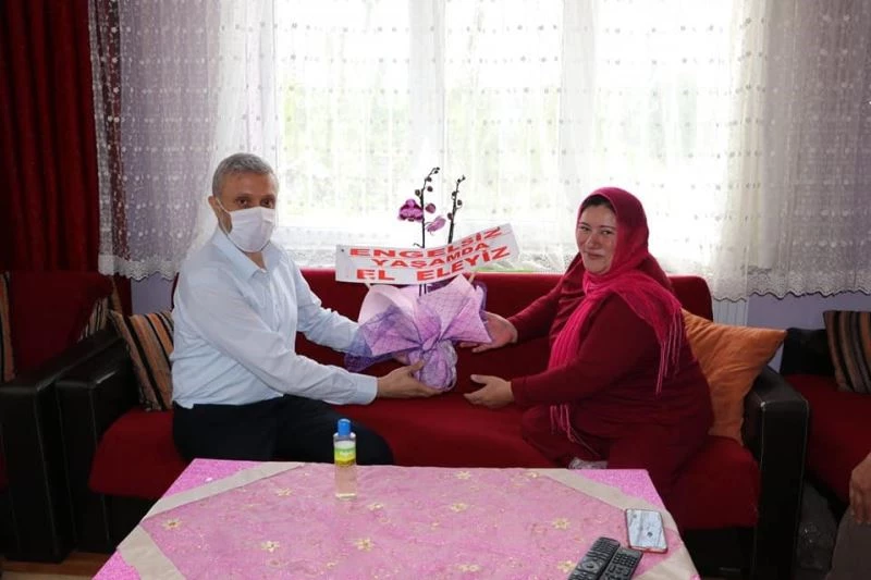 Başkan Biçer’den ’Dikensiz Güller Derneği’ne ziyaret
