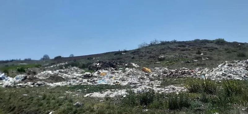 Gelişigüzel dökülen moloz ve harfiyat atıklarının çirkinliği sürüyor
