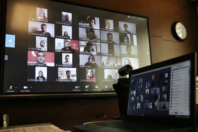 Bakan Kasapoğlu, Gençlik Haftasında temsilci gençlerle bir araya geldi
