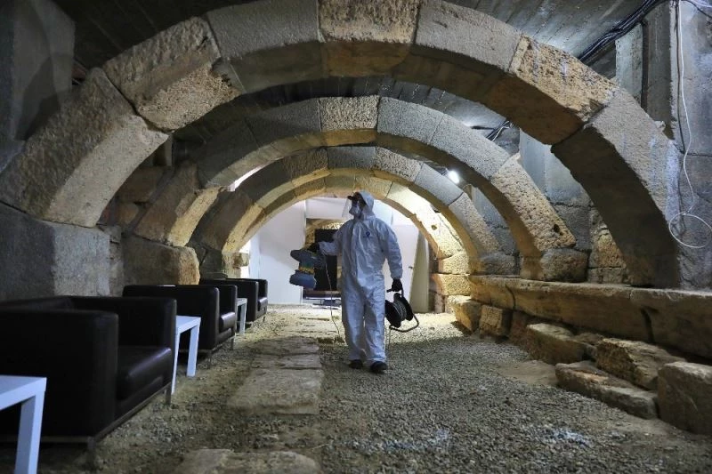 Müzik seslerinin yankılanacağı 2 bin 500 yıllık antik tiyatro dezenfekte edildi
