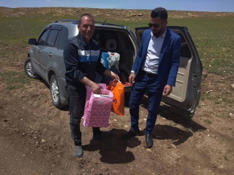Uluslararası Mazlumların Derneği’den çobanlara giyim ve ayakkabı yardımı
