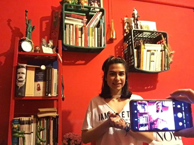 Tiyatrocular tanıtıyor, okurlar kazanıyor
