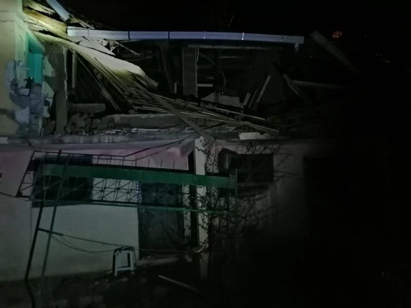 Gece yarısı patlayan tüp evlerini başlarına yıktı
