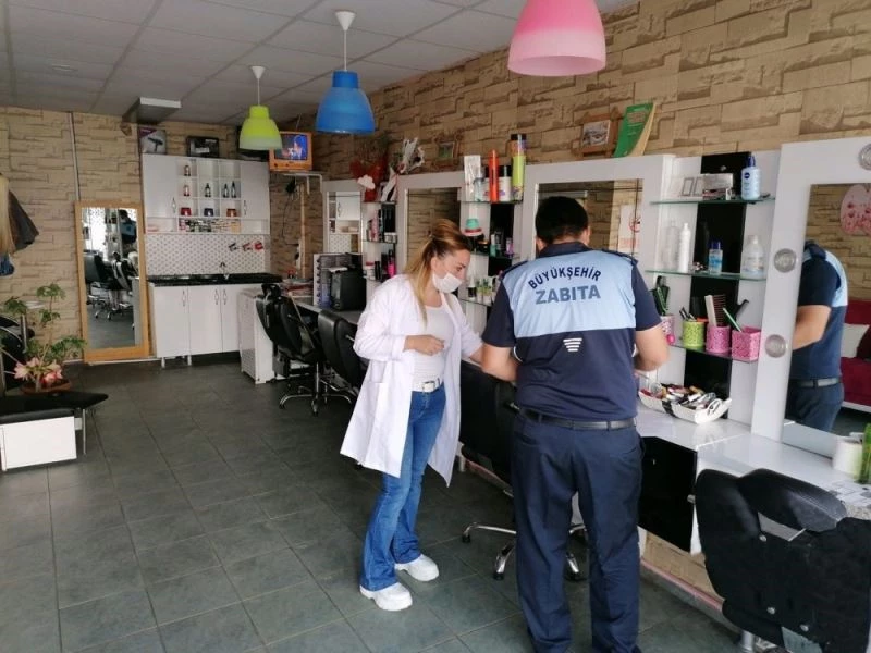 Büyükşehir zabıtasından AVM ve berberlere denetim
