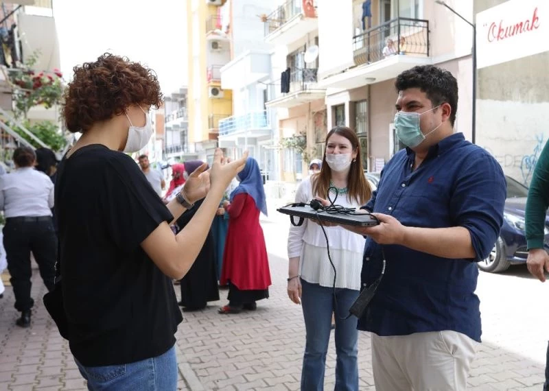 Belediye başkanı, üniversiteye hazırlanan öğrenciye kendi bilgisayarını verdi
