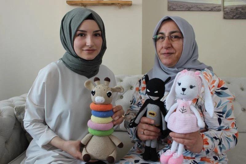Torunu kanserojen oyuncak tutmasın diye ördü, şimdi siparişlere yetişemiyor

