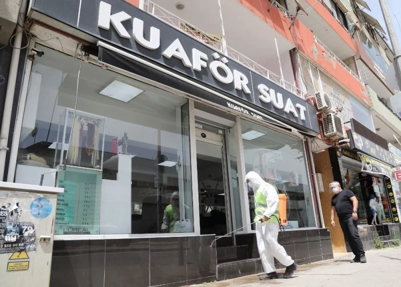 Berber ve kuaförlerde aralıksız dezenfeksiyon işlemi
