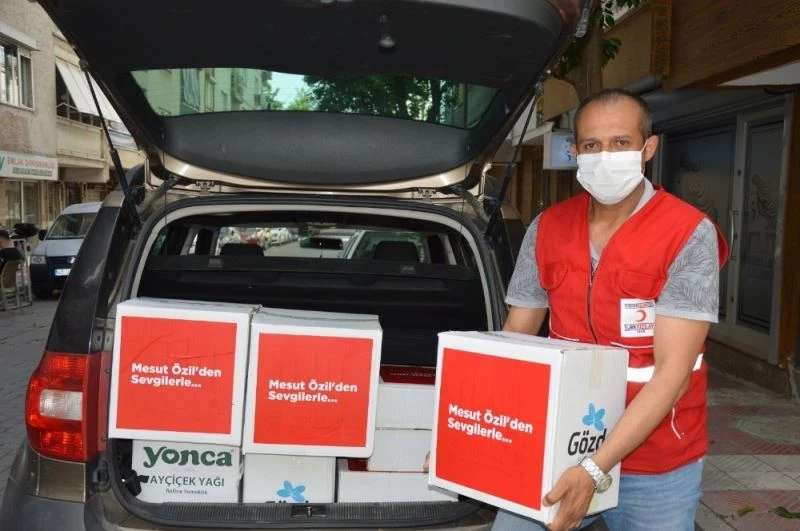 Mesut Özil’in destekleriyle Yunusemre’de 120 aileye yardım
