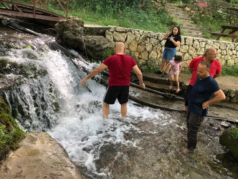Termometreler 43,5 dereceyi gösterdi, Kozanlılar kendilerini soğuk suya attı
