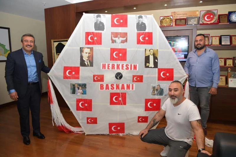 Başkan Çetin’e sevgisini dev uçurtmayla gösterdi
