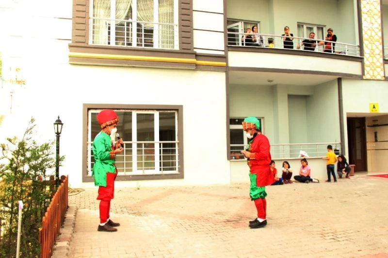 Din görevlileri cübbelerini çıkarıp kostüm giydi
