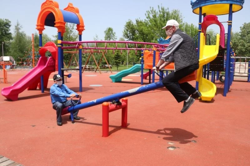 Bolu’da çocuk parkına giden yaşlılar tahterevalliye bindi
