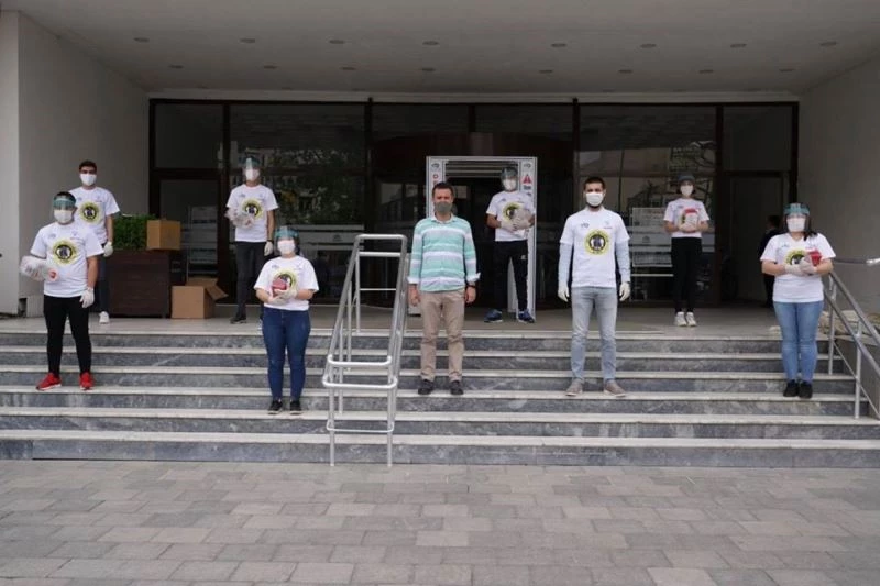 Başkan Sarıkurt, gençlerle birlikte maske dağıtarak sosyal mesafe uyarısı yaptı
