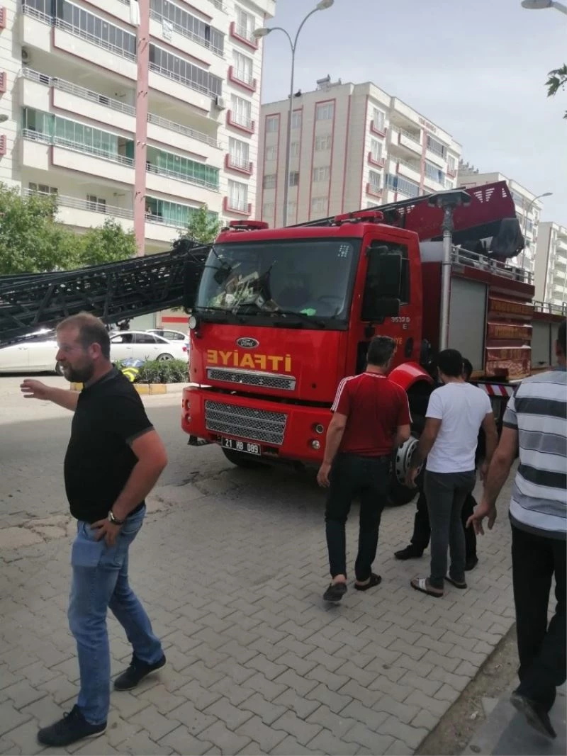 İtfaiyenin merdiveni kırıldı, bayrak asan işçiler yere düştü: 2 yaralı
