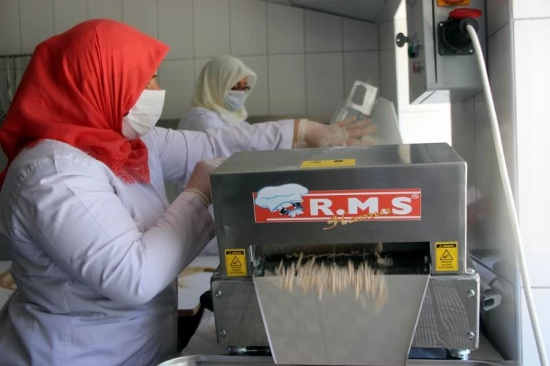 (Özel) 11 kadın çiftçi hem tarlalarında üretiyor hem de mamul haline getiriyor
