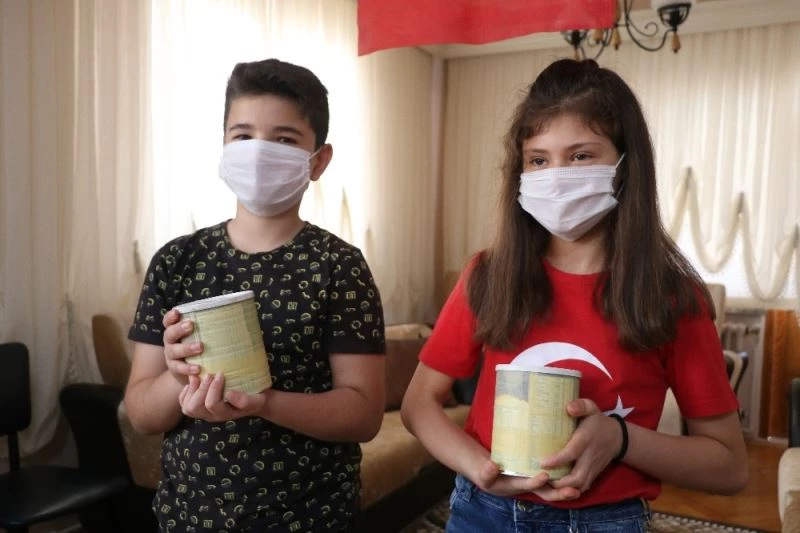 Tablet almak için biriktirdikleri harçlıklarını ’Biz Bize Yeteriz Türkiyem’ kampanyasına bağışladılar
