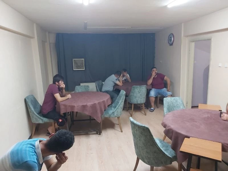 Bursa’da kumar oynarken basıldılar...Perdenin arkasına saklandı
