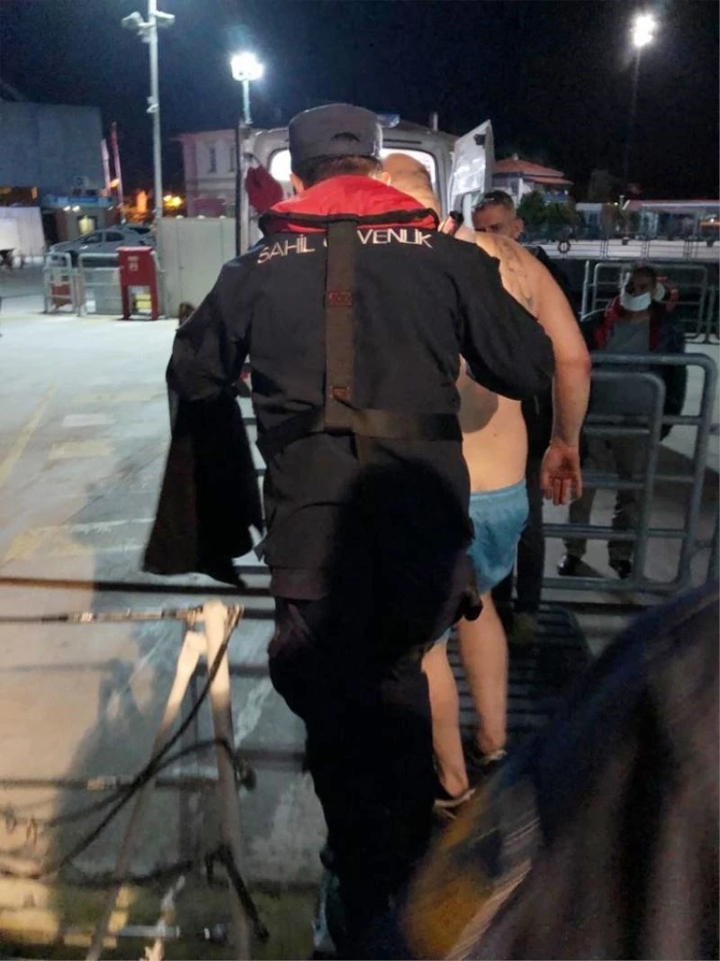 Gemideki aşçı kendine bıçakla zarar verdi
