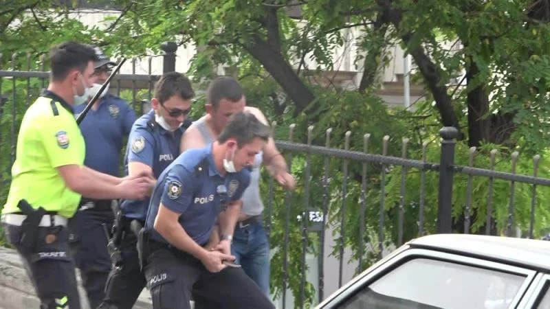 Sokak ortasında kendi boğazına bıçak dayadı
