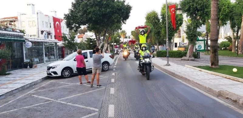 Motorize polisler kortej yaptı, Bodrumlular ayakta alkışladı

