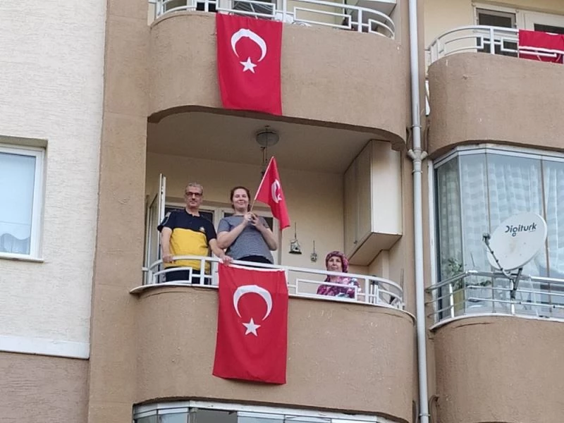 Eskişehir’de vatandaş, polis ve bekçiler hep bir ağızdan İstiklal Marşı’nı okudu
