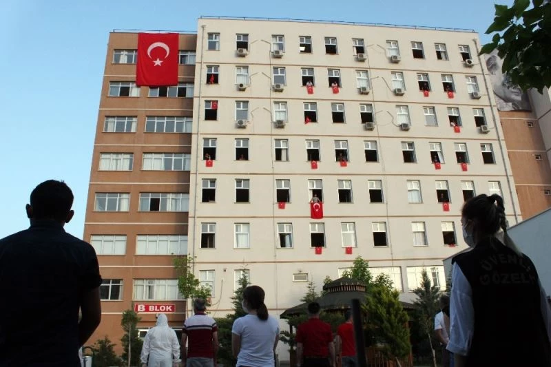 Karantinadaki vatandaşların pencerede bayram coşkusu
