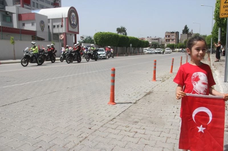 Polis kortejle halkın bayramını kutladı
