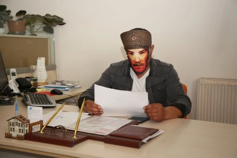 Belediye personeli vatandaşın karşısına Atatürk maskeleriyle çıktı
