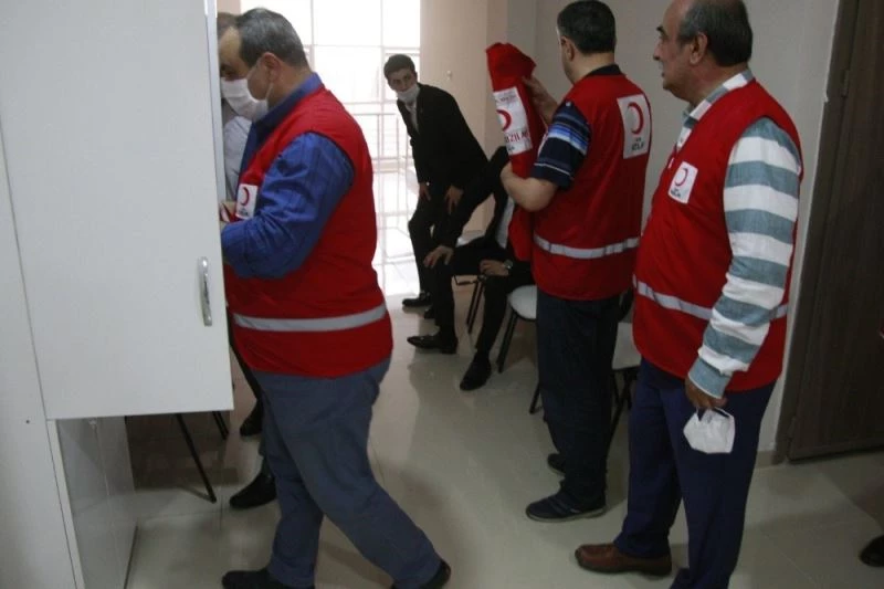 Kızılay yeleklerini giyip erzak dağıttılar
