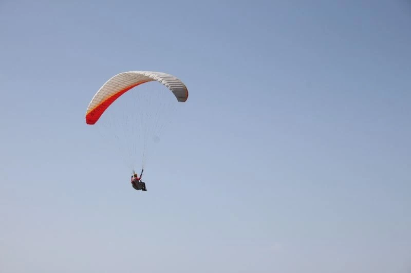 Paraşütçülerin Beyşehir Gölü semalarında Türk bayraklı 19 Mayıs coşkusu
