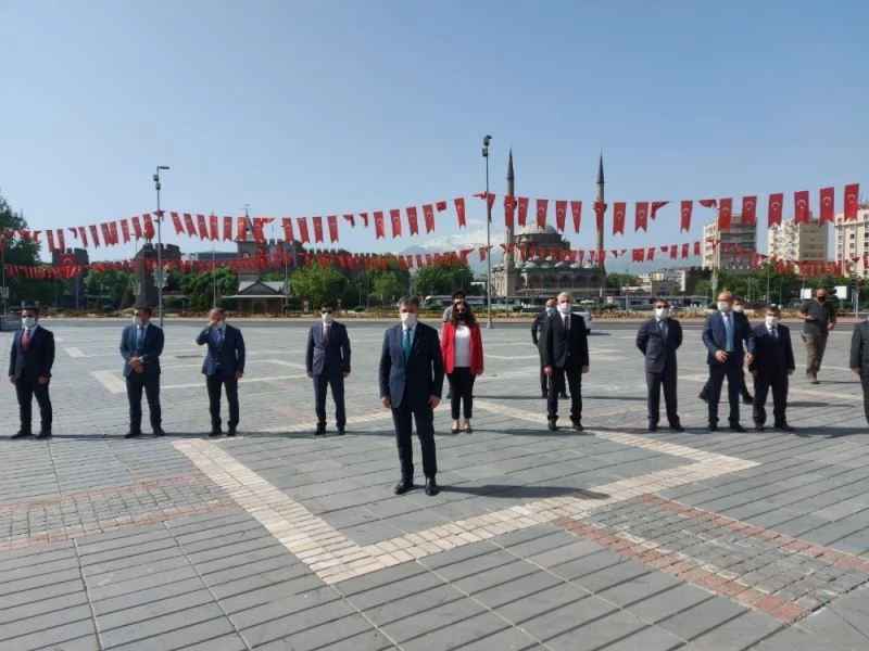 Kayseri’de 19 Mayıs kutlamaları kapsamında Atatürk Anıtına çelenk bırakıldı

