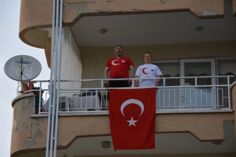 Demirci’de vatandaşlar ay yıldızlı bayraklarıyla İstiklal Marşını okudu
