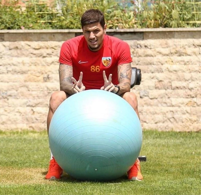 Kayserisporlu Diego Angelo;
