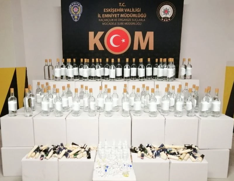 Eskişehir’de yüzlerce liste sahte içki üretiminde kullanılabilecek malzeme ele geçirildi
