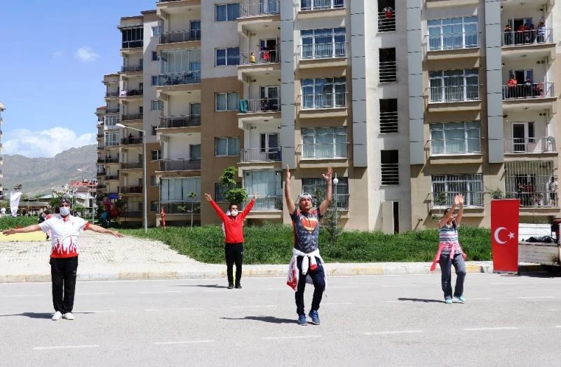 Evlerde kalan vatandaşlara jimnastik
