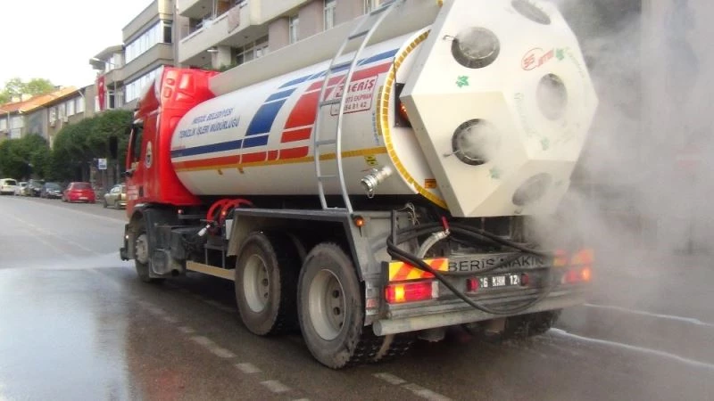 Cadde ve sokakları gül suyuyla yıkadılar
