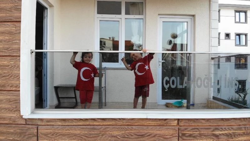 19 Mayıs balkonlarda coşkuyla kutlandı
