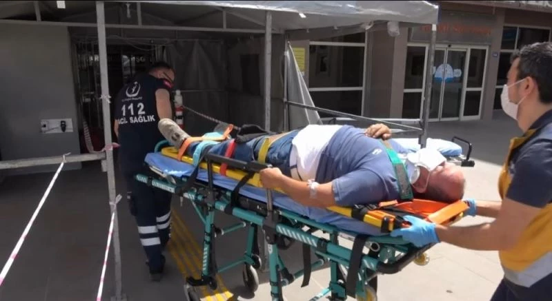 Sürücü fenalaştı kamyon refüje çıktı
