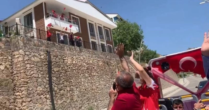 Tunceli’de Vali Sonel, tur otobüsüyle sokak sokak gezdi, 19 Mayısı kutladı
