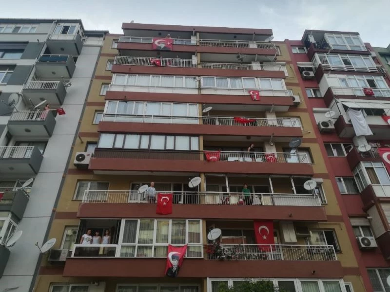 19 Mayıs coşkusu balkonlara sığmadı
