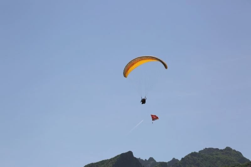 Tunceli’de Yamaç Paraşütlü bayram kutlaması
