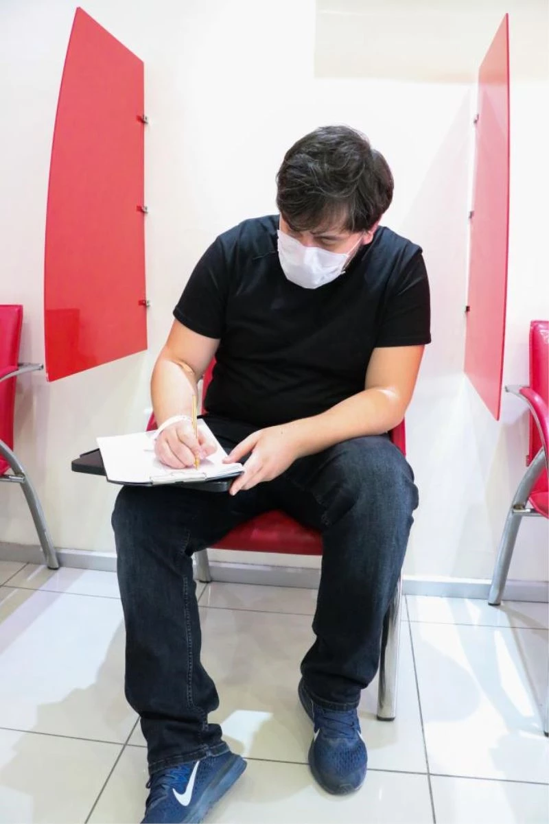 Yoğun bakımdaki genç hastalardan etkilenen doktor plazma bağışçısı oldu