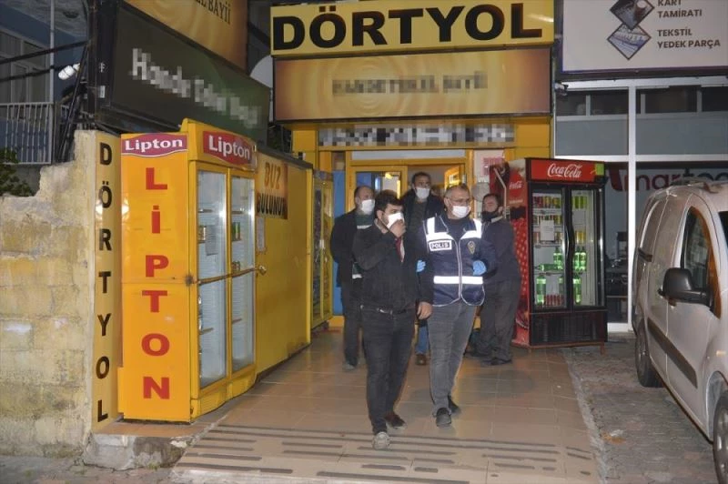 Sokağa çıkma kısıtlamasına rağmen satış yapılan tekel bayisinde yakalandılar