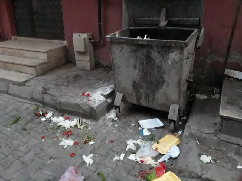 Maske ve eldivenler gelişi güzel atılıyor
