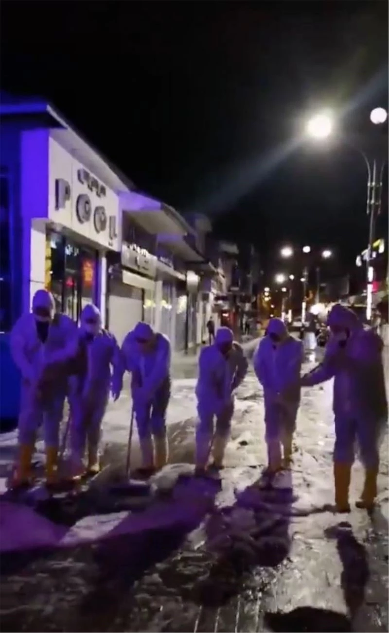 Ağrı Belediyesi halay çekerek cadde ve sokakları yıkadı
