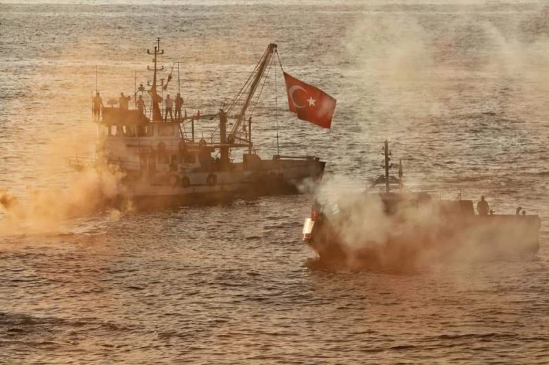 Balıkçılar ve dalgıçlar kutlamalara renk kattı
