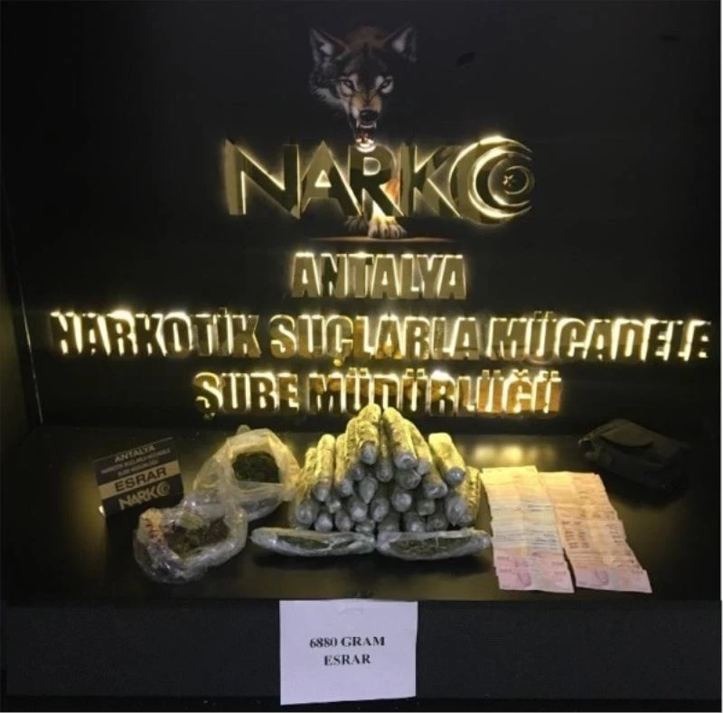 Tuvalet giderinden yüklü miktarda uyuşturucu ele geçirildi
