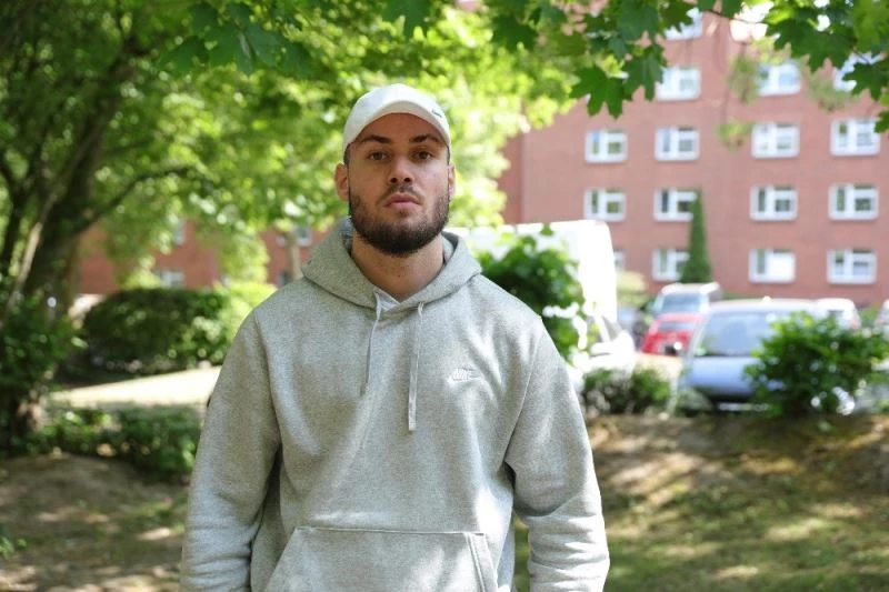 Almanya’da polis maske takmadı diye Türk gencin burnunu kırdı
